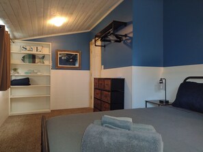 3 bedrooms, iron/ironing board, WiFi, bed sheets - Charming cabin with lake and dock access in Houghton Lake (Houghton Lake)