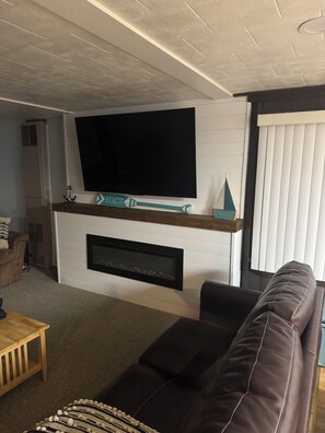 TV, fireplace - Charming cabin with lake and dock access in Houghton Lake (Houghton Lake)