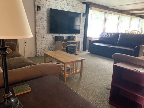 Charming cabin with lake and dock access in Houghton Lake