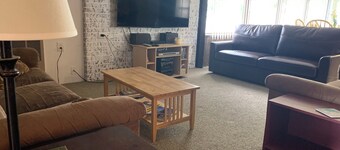 Charming cabin with lake and dock access in Houghton Lake