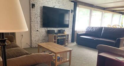 Charming cabin with lake and dock access in Houghton Lake