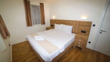 Bureau, espace de travail pour ordinateur portable, Wi-Fi gratuit