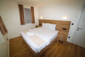 Bureau, espace de travail pour ordinateur portable, Wi-Fi gratuit