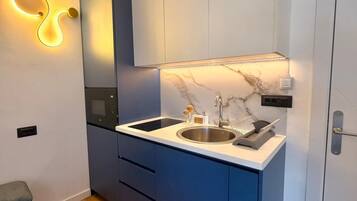 Superior Apartment | Private kitchen | Full-size fridge, stovetop, cookware/dishes/utensils