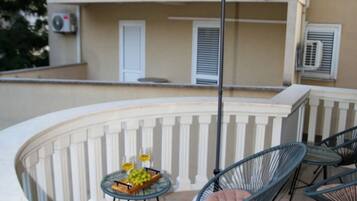 Basic Apartment | Desk, laptop workspace, free WiFi