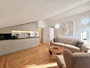 42-inch LCD TV with cable channels - Lunamare Apartments (Budva)