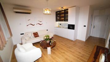 Basic Apartment | Desk, laptop workspace, free WiFi