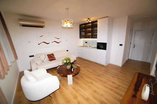 Basic Apartment | Desk, laptop workspace, free WiFi