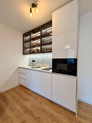 Apartamento básico | Cocina privada | Frigorífico grande, placa de cocina y utensilios de cocina