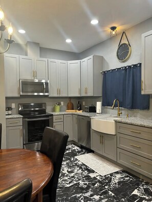 Private kitchen - New Guesthouse with Pool in Palm Harbor (Palm Harbor)