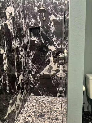 Dusche, Whirlpool, Haartrockner, Handtücher