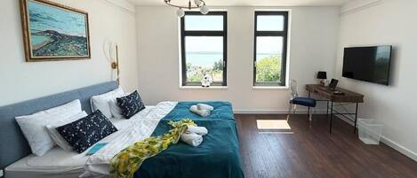 5 bedrooms, bed sheets