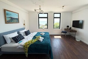 5 bedrooms, bed sheets