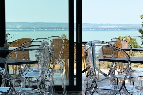 Badacsony hegy lábánál a Balaton 400 m-re 0,4 hektáros szölöbirtokon található.