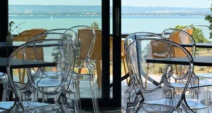 Badacsony hegy låbånål a Balaton 400 m-re 0,4 hektåros szölöbirtokon talålható.