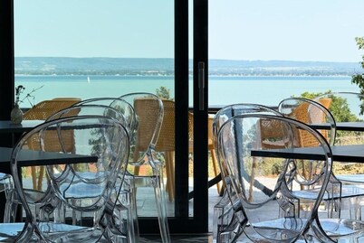 Badacsony hegy lábánál a Balaton 400 m-re 0,4 hektáros szölöbirtokon található.