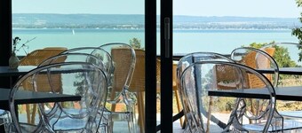 Badacsony hegy lábánál a Balaton 400 m-re 0,4 hektáros szölöbirtokon található.