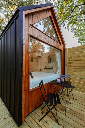 Outdoor dining - Zen Den Cabin (Houston) (Coldspring)