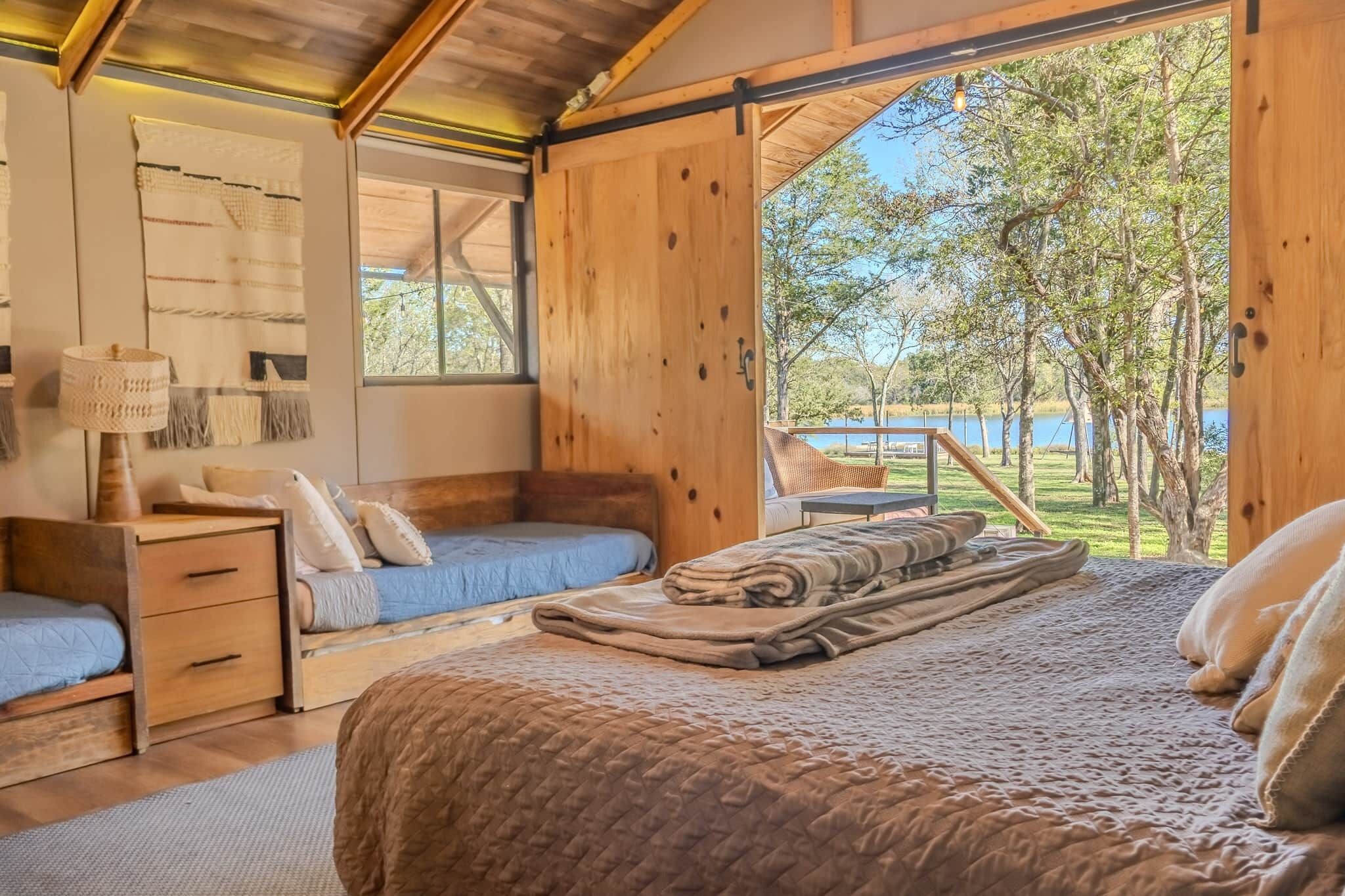 1 bedroom, bed sheets