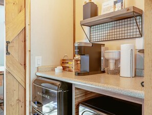 Geladeira, micro-ondas, talheres/pratos/utensílios de cozinha