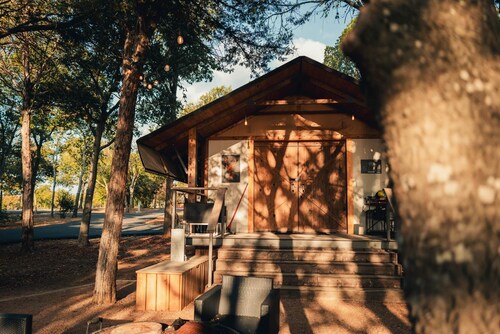 Premium Lakefront Cabin #2: The Magnolia (Austin)