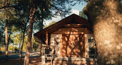 Premium Lakefront Cabin #2: The Magnolia (Austin)