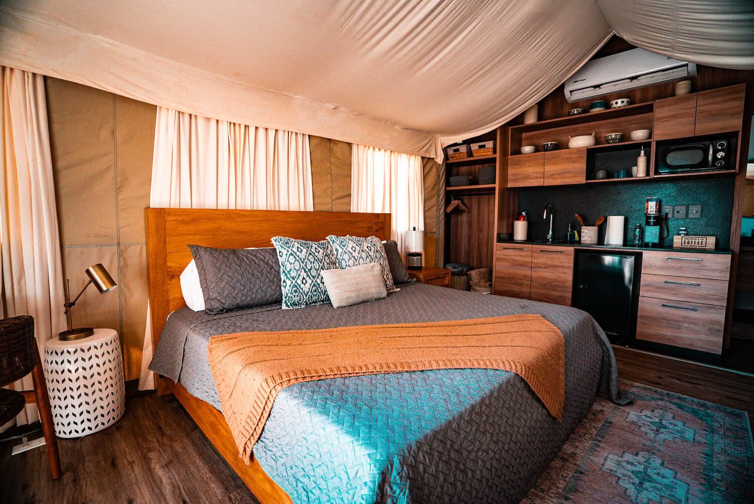 1 bedroom, bed sheets