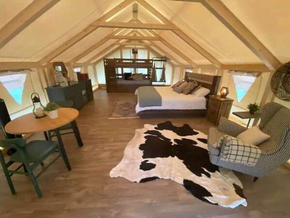 1 dormitori i roba de llit 