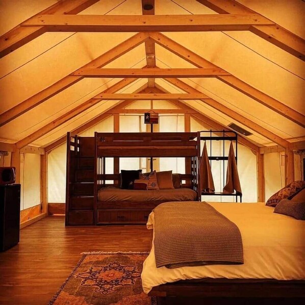 1 bedroom, bed sheets