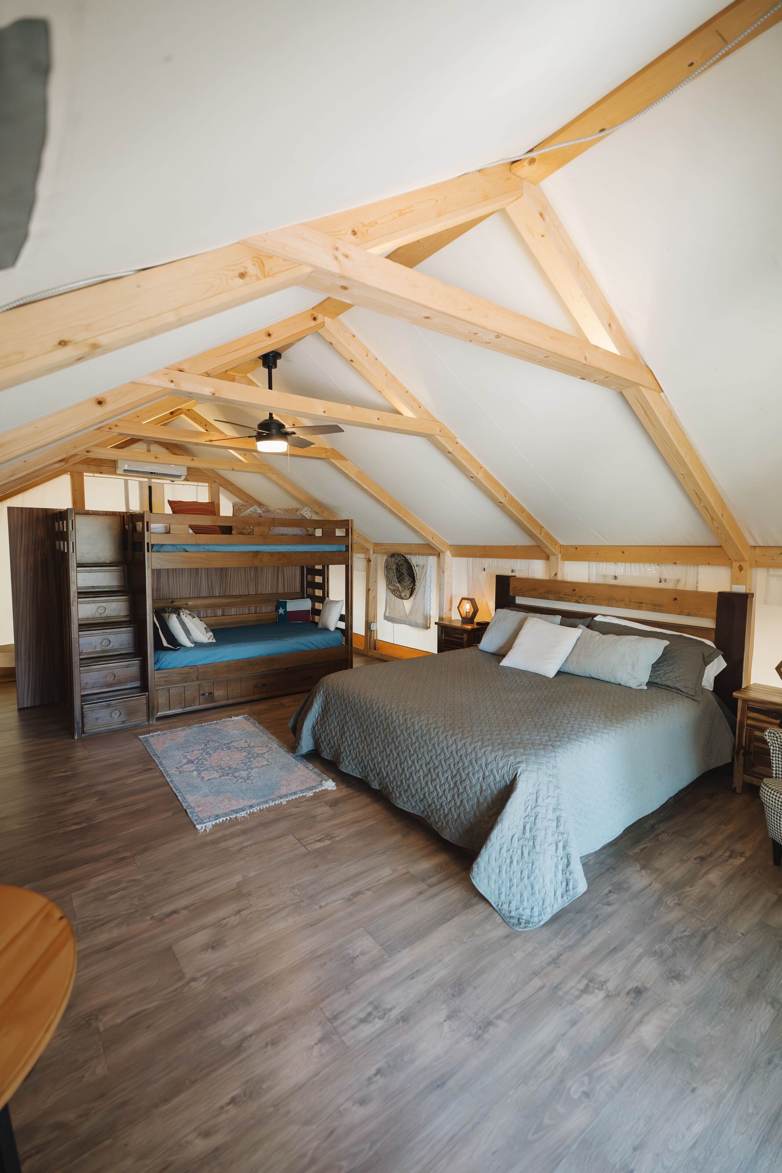 1 bedroom, bed sheets