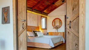 Una camera accogliente con un letto di legno, una mappa del mondo sulla parete e un grande specchio sopra il comò.