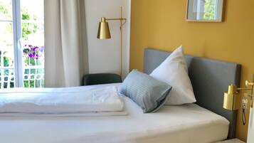 Singola Basic, balcone, vista lago parziale | Wi-Fi gratuito