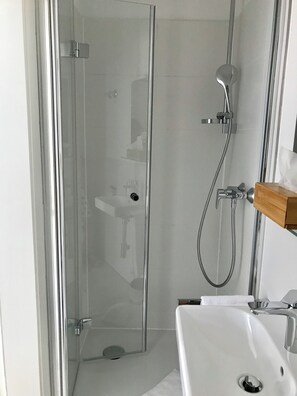 Double Room, Balcony, Partial Lake View | Bathroom | Hair dryer, towels, soap, shampoo - Die Goldammer (Dießen)