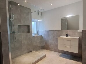 Regadera, secadora de cabello, toallas, jabón 