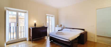 4 habitaciones, tabla de planchar con plancha, wifi y ropa de cama