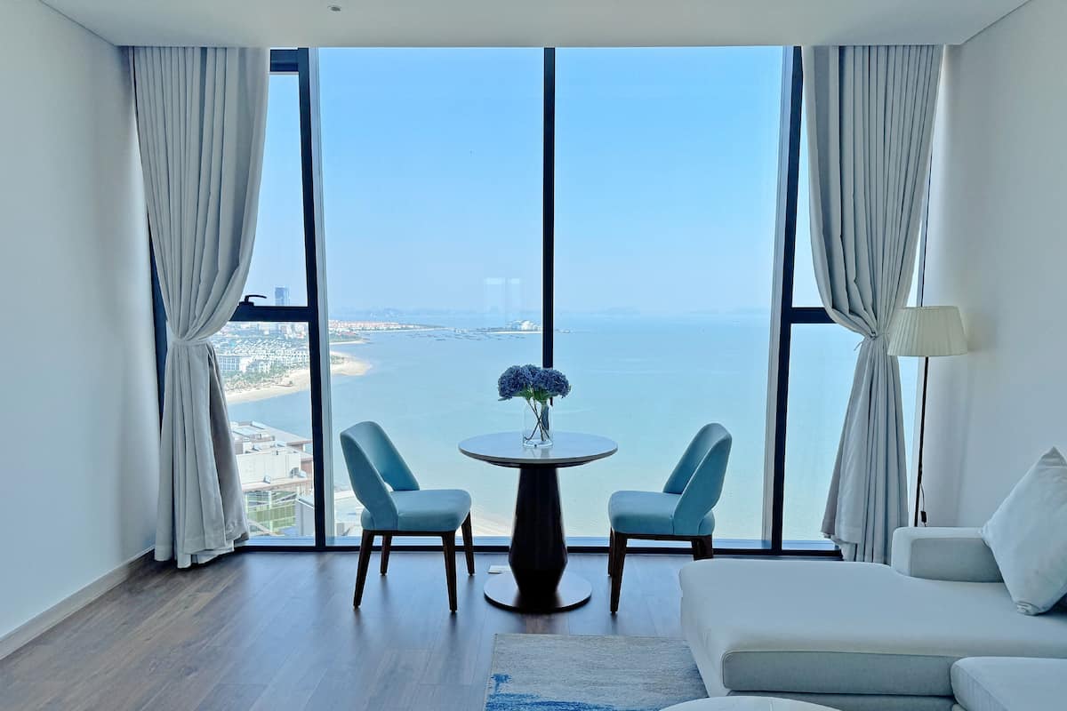 Junior-Apartment, Meerblick | Minibar, individuell dekoriert, individuell eingerichtet, Schreibtisch