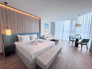 Deluxe-Apartment, Meerblick | Minibar, individuell dekoriert, individuell eingerichtet, Schreibtisch