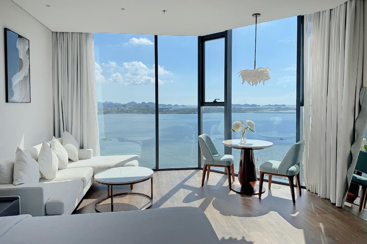 Deluxe-Apartment, Meerblick | Minibar, individuell dekoriert, individuell eingerichtet, Schreibtisch