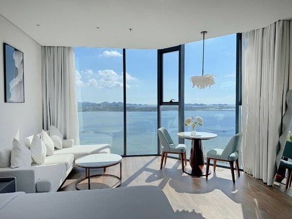 Deluxe-Apartment, Meerblick | Minibar, individuell dekoriert, individuell eingerichtet, Schreibtisch