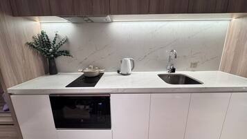 Appartement, vue mer | Cuisine privée | Mini réfrigérateur, micro-ondes