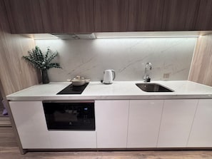 Junior-Apartment, Meerblick | Eigene Küche | Mini-Kühlschrank, Mikrowelle, Kochgeschirr/Geschirr/Besteck, Esstisch