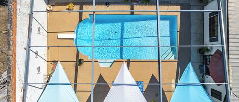 Una piscina al aire libre