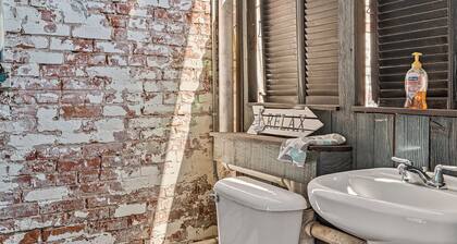 Large Hidden Downtown Studio Apt. 35 Day Minimum
