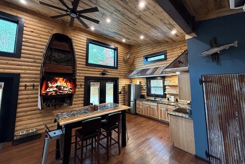 Whispering Pines Cabin - Rustic Escape + Hot tub