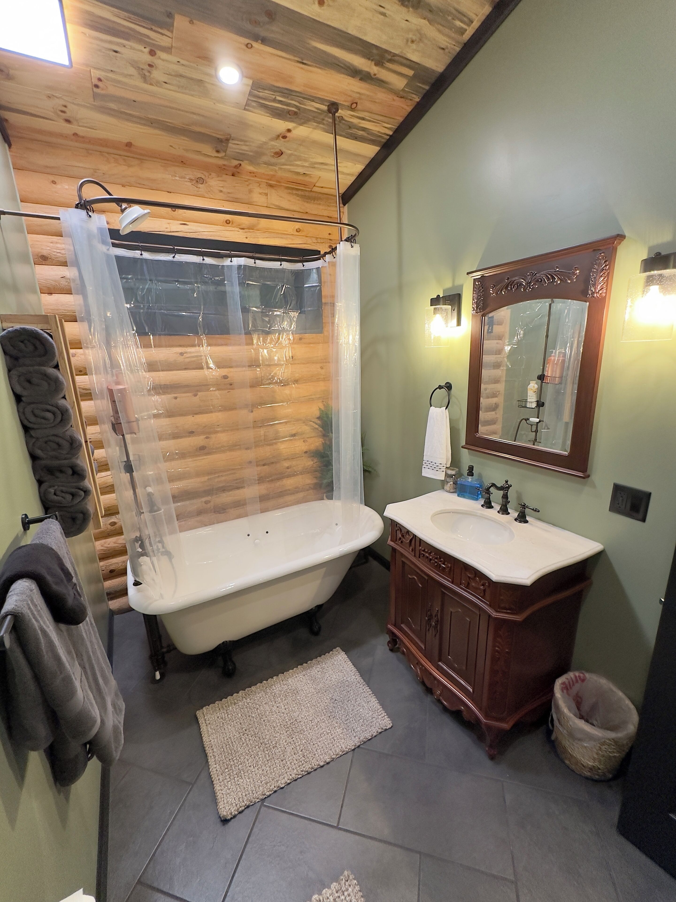 Sèche-cheveux, serviettes fournies, savon, shampoing