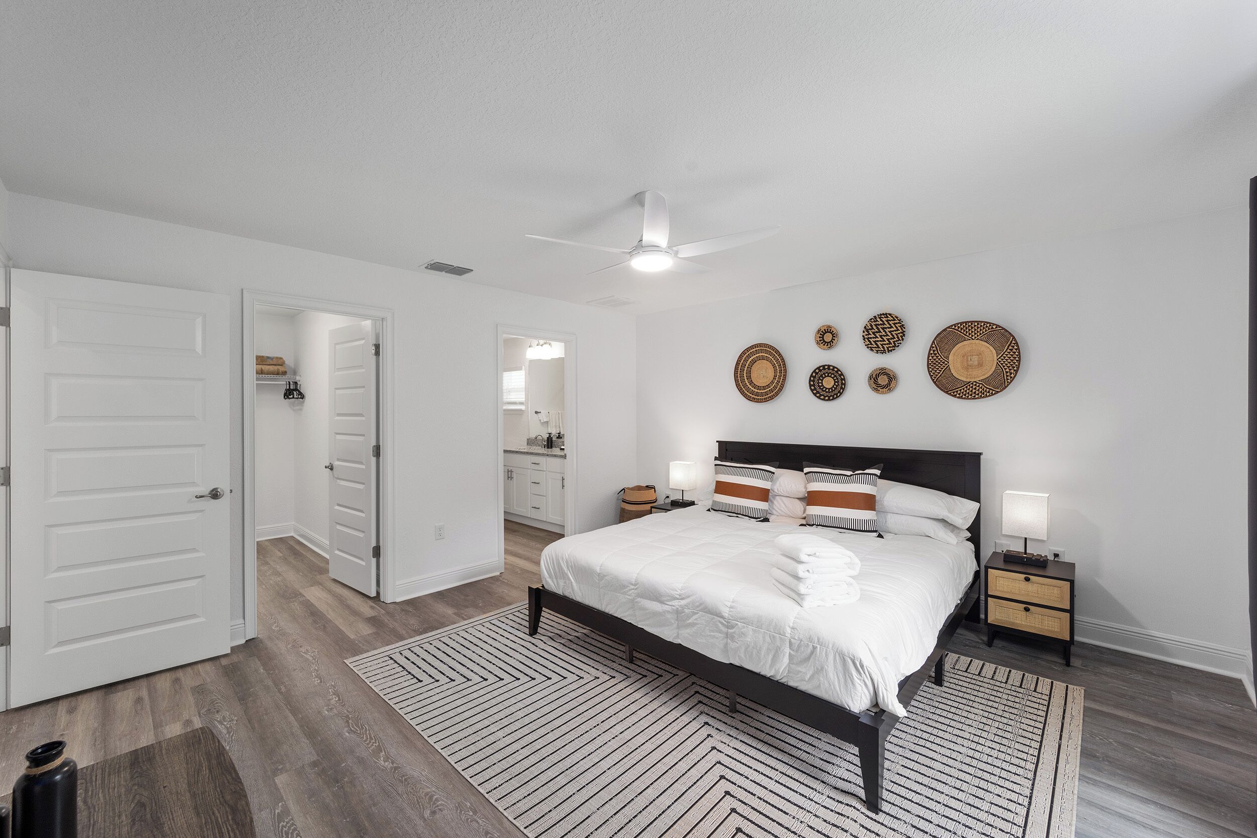 4 bedrooms, iron/ironing board, WiFi, bed sheets