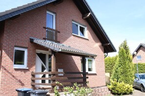 Exterior - Apartment 'Ferienhaus Casa Moderna' with Mountain View, Private Terrace and Wi-Fi (Wiesbaum)