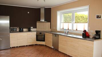 Een koelkast, een microgolfoven, een oven, een kookplaat