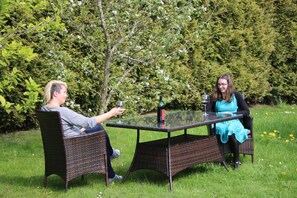 Outdoor dining - Apartment 'Ferienhaus Casa Moderna' with Mountain View, Private Terrace and Wi-Fi (Wiesbaum)