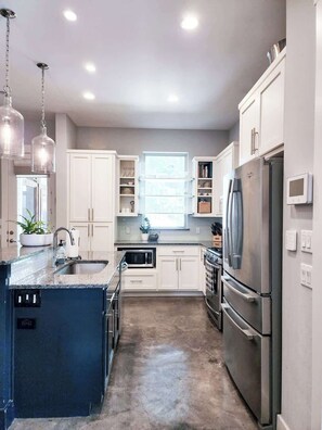 Kjøleskap, mikrobølgeovn, ovn og kokeplater